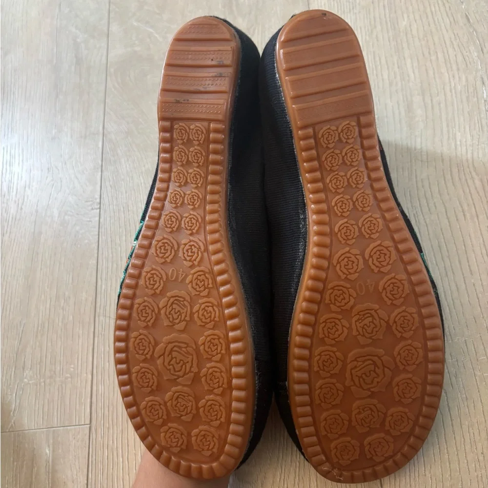 N/A comfortable black